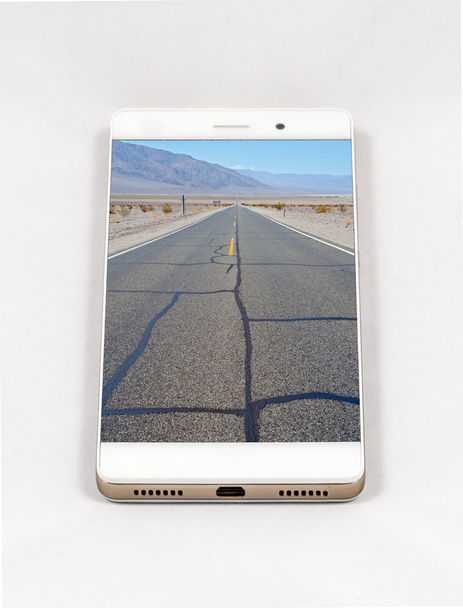 Smartphone moderno exibindo imagem de tela cheia de Death Valley, EUA
 - Foto, Imagem