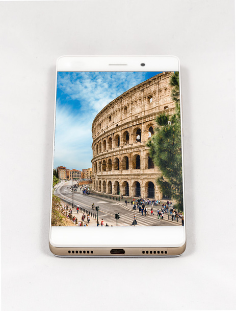 Μοντέρνο smartphone που εμφανίζει την εικόνα πλήρους οθόνης της Ρώμης, Ιταλία - Φωτογραφία, εικόνα