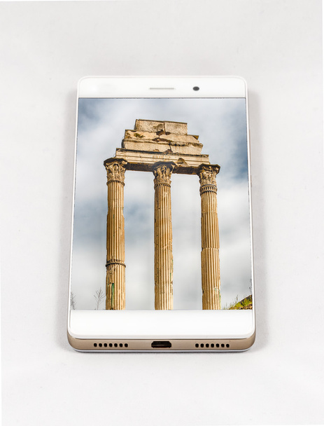 Μοντέρνο smartphone που εμφανίζει την εικόνα πλήρους οθόνης της Ρώμης, Ιταλία - Φωτογραφία, εικόνα
