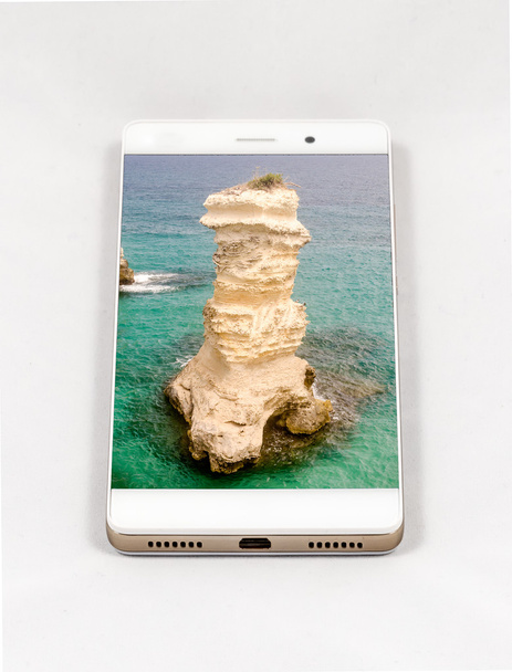 Moderno smartphone che mostra l'immagine a schermo intero della Puglia, Italia
 - Foto, immagini