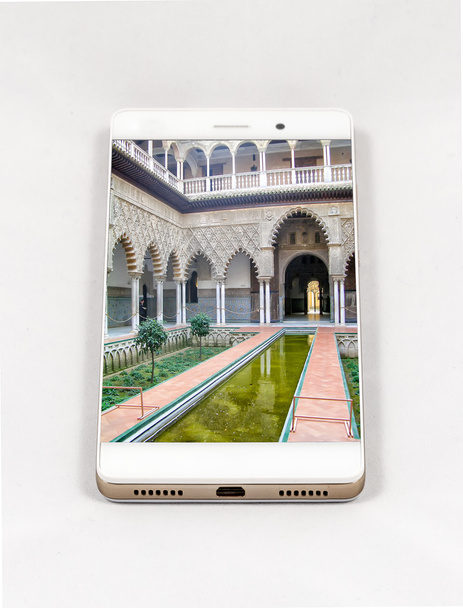 Сучасний смартфон, який відображає зображення на весь екран Севільї, Іспанія - Фото, зображення