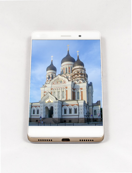 Moderne smartphone met schermvullende foto van Tallinn, Estland - Foto, afbeelding