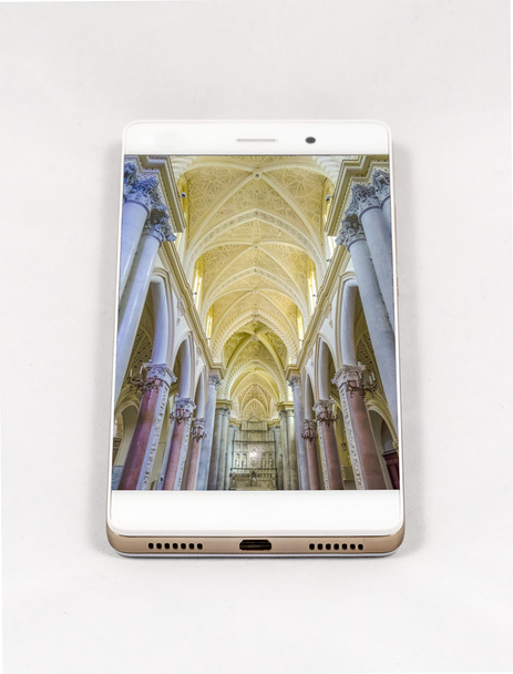 Modern okostelefon, amely teljes képernyős képet jelenít meg a katedrálistól - Fotó, kép