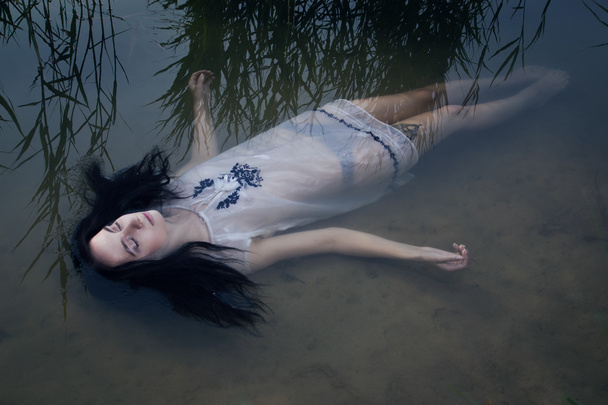 jonge verdrinken vrouw - Foto, afbeelding