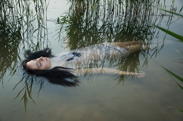 mladí utopit žena - Fotografie, Obrázek
