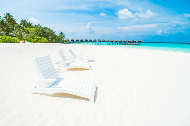 Parapluie et chaise sur la plage tropicale
 - Photo, image