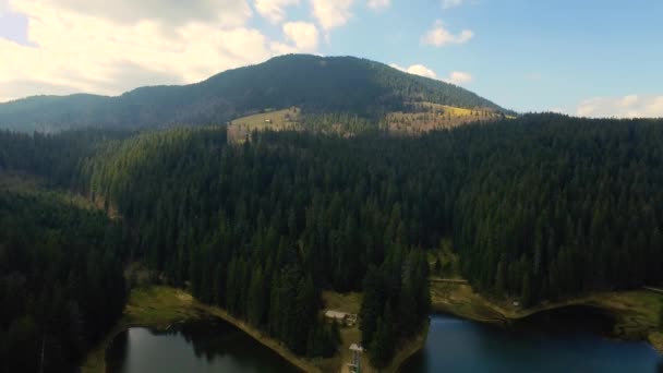 Göl ve dağ gökyüzü hava dron görüntüleri. Hızlı izleme atış sakinleştirmek su ve göl kenarında. Bulutlar yansıması suya düşen. - Video, Çekim