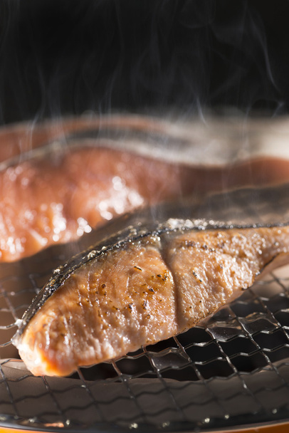Plats grillés de délicieux saumon cru
 - Photo, image