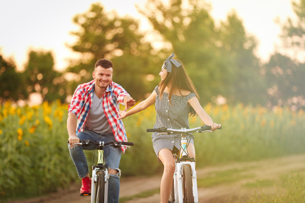 自転車に若いカップル  - 写真・画像