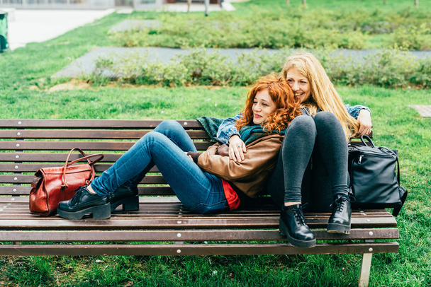 γυναίκες που κάθεται σε ένα παγκάκι - Φωτογραφία, εικόνα