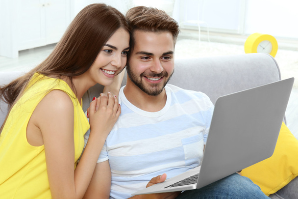 couple using laptop - Φωτογραφία, εικόνα