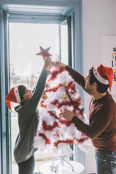 Muž a žena zdobení vánoční stromeček - Fotografie, Obrázek