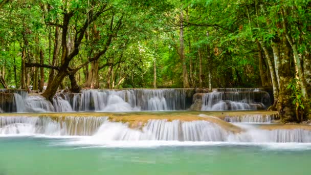 Huay Mae Khamin vodopád, slavné přírodní turistickou atrakcí v provincii Kanchanaburi, Thajsko. - Záběry, video