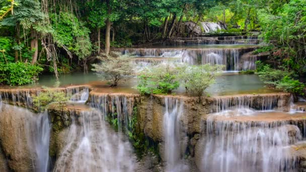 Huay Mae Khamin şelale, ünlü doğal turistik Kanchanaburi ili Tayland. - Video, Çekim