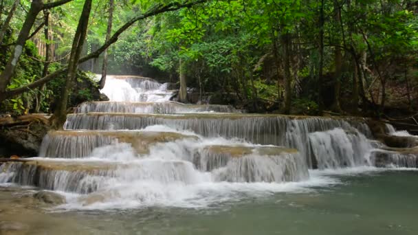 huay mae khamin wasserfall, berühmte natürliche touristenattraktion in kanchanaburi provinz thailand. - Filmmaterial, Video