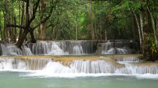 Huay Mae Khamin καταρράκτη, διάσημο φυσικό τουριστικά αξιοθέατα στην επαρχία Καντσαμπούρι Ταϊλάνδη. - Πλάνα, βίντεο