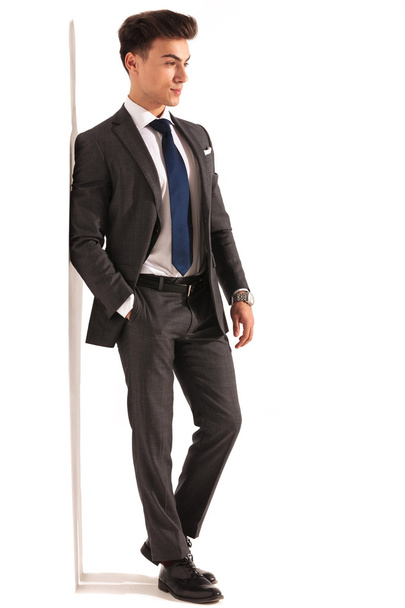 side view of a young business man leaning on wall - Foto, Imagem