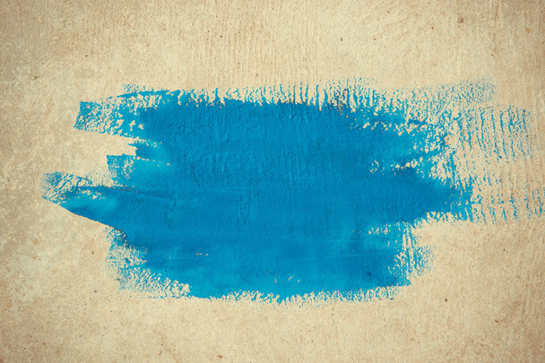 abstracte eenvoudige achtergrond penseelstreken van blauwe verf op een beige achtergrond - Foto, afbeelding