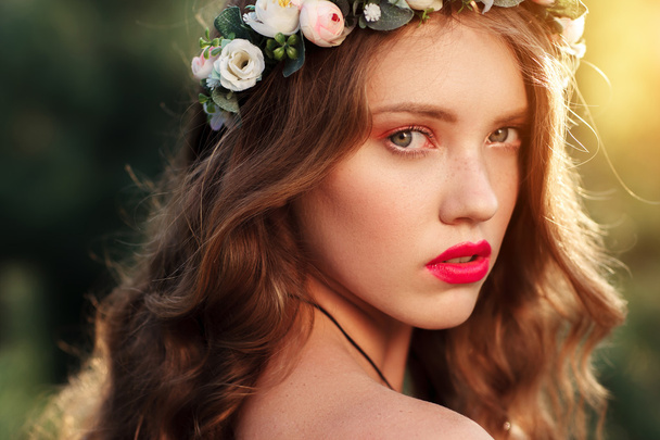 Portrait of attractive girl in wreath at sunset - Фото, зображення