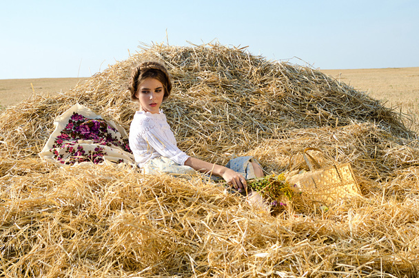 girl in a field on the Seine - Foto, imagen