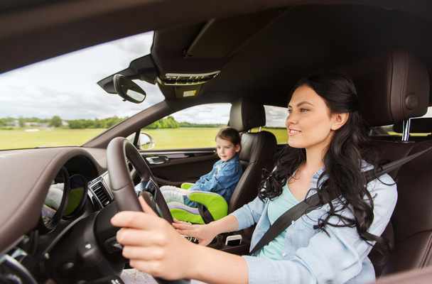 happy woman with little child driving in car - Foto, Bild