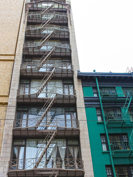 La escalera de incendios del Edificio en San Francisco
 - Foto, Imagen