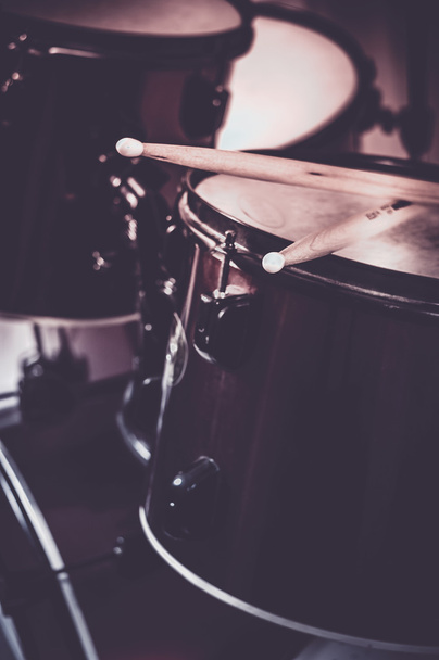 Schlagzeug konzeptionelles Bild. Bild von Drums und Drumsticks, die auf Snare Drum liegen. - Foto, Bild