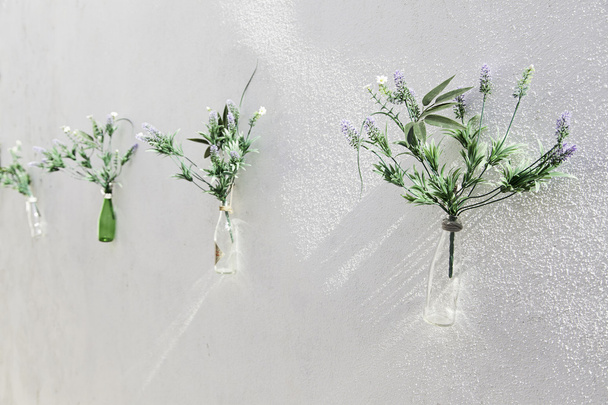 Bouteilles avec décoration de fleurs
 - Photo, image
