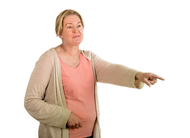 blonde Seniorin zeigt mit Zeigefinger auf etwas in T - Foto, Bild