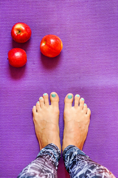 Yoga benen op mat - Foto, afbeelding