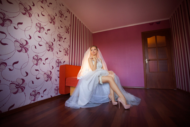 The bride in a white dress in the apartment - Photo, Image