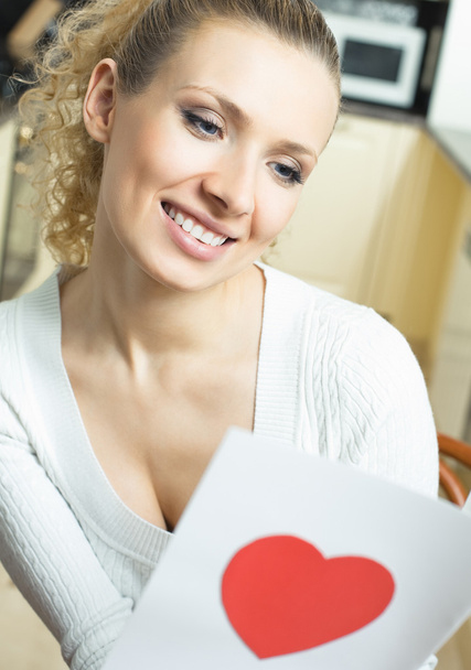 Cheerful smiling woman, reading valentine card - Zdjęcie, obraz