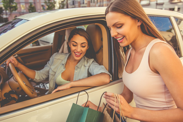 Girls shopping with the car - Foto, Imagem