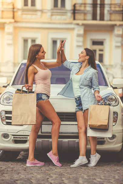 Girls shopping with the car - Foto, afbeelding