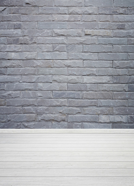 интерьер комнаты с кирпичной стеной из каменной плитки и деревянным полом
 - Фото, изображение