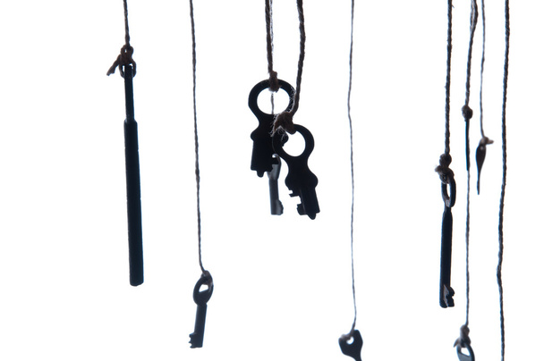 Muitas chaves rústicas penduradas na corda. Foco seletivo. Isolados
 - Foto, Imagem