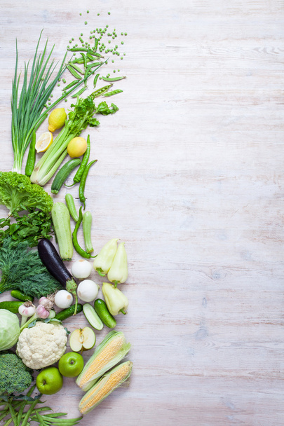 Colección de verduras verdes frescas sobre fondo rústico blanco
. - Foto, Imagen