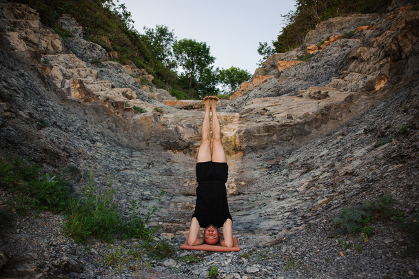Man ontspannen terwijl het doen van yoga oefeningen hoofd stand - Foto, afbeelding