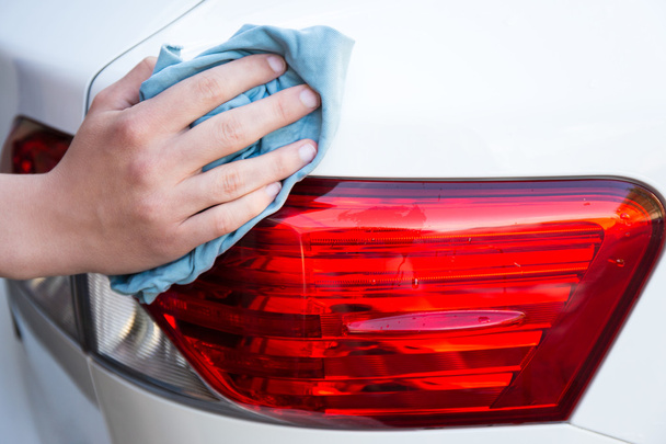 αρσενική χέρι πλύσιμο αυτοκινήτου με πανί μικροϊνών - Φωτογραφία, εικόνα