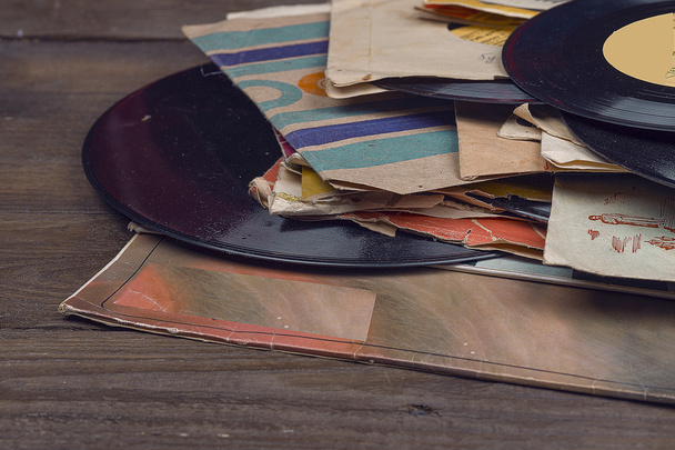 Vecchio disco in vinile sul tavolo di legno, messa a fuoco selettiva e immagine tonica - Foto, immagini