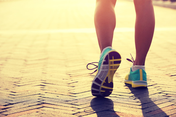  fitness nő runner lábak - Fotó, kép