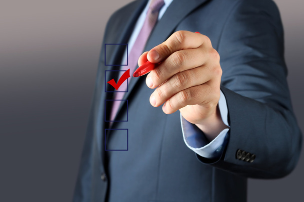 Επιχειρηματίας κάνει ψηφοφορία με ένα κόκκινο στυλό - Φωτογραφία, εικόνα