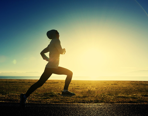 Молода фітнес жінка біжить
 - Фото, зображення