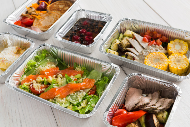 Alimentos saudáveis levam em caixas, vista superior em madeira
 - Foto, Imagem
