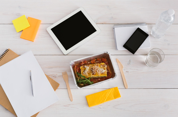 Sağlıklı yemek folyo kutusu office masasına diyet yemek ile - Fotoğraf, Görsel