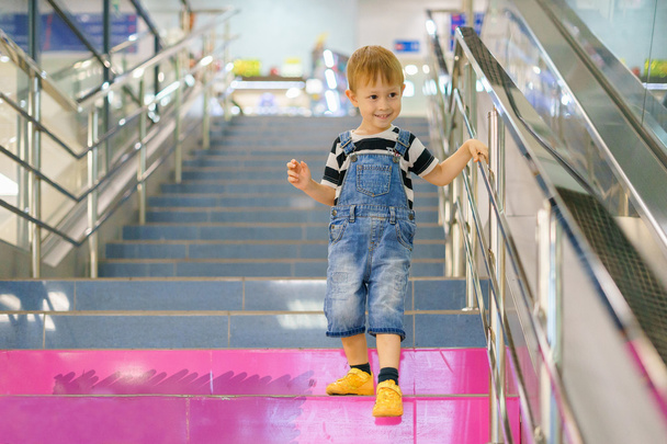 The boy coThe boy comes down the stairs - Fotografie, Obrázek