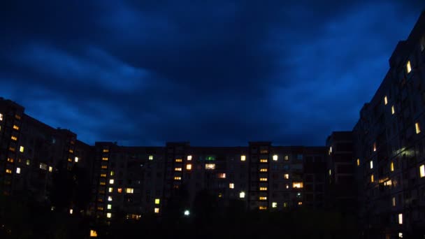 Wielopiętrowy budynek ze zmieniającym się oświetleniem okiennym w nocy - Materiał filmowy, wideo