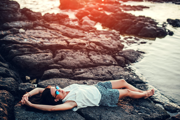 Girl relaxing by sea - Foto, Imagem