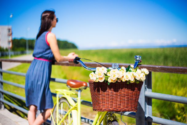 mulher e bicicleta retrô com cesta de vime em countrysi a sonhar - Foto, Imagem