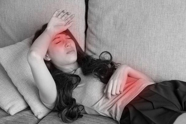 birden fazla belirti ile hasta kadın, dinlenme ve yatarken - Fotoğraf, Görsel